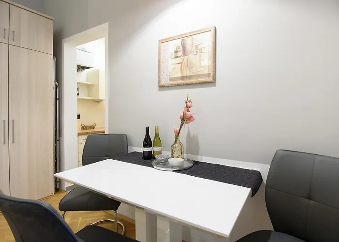 Midtown Apartment *